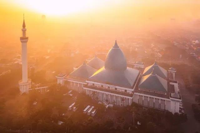 Masjid megah dengan cahaya matahari terbit